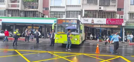 北市公車打空檔倒車撞進超商　疑因「沒拉手煞車」釀禍