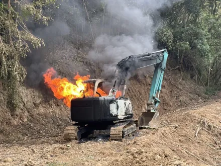 消防車到不了！苗栗怪手起火慘燒毀　警消徒步機車接駁救火