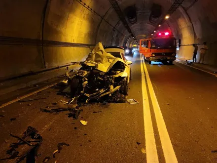 基隆中崙隧道BMW追撞小貨車！車頭炸裂、零件四散　1傷急送醫