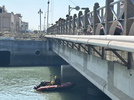 討海男台中港橋下採蚵「落海失蹤」！警消岸巡河海動員搜救中