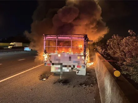 國道一號彰化段火燒車！小貨車遭惡火吞噬　車上2人脫困無傷