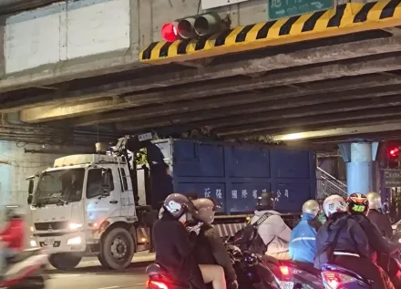 多災多難！永和「福和橋」又遭超高貨車硬闖撞擊　市府今將派技師檢查