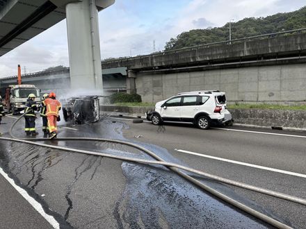 影/畫面流出！國1北上泰山段4車追撞　小貨車淪「夾心餅」遭大火吞噬