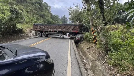 糗了！台南砂石車迴轉失敗「車頭栽溝渠」　台20線南化隧道前道路全卡死