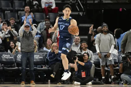 影/河村勇輝高難度飆進NBA生涯首顆三分球！「背後長眼睛」大秀妙傳美技