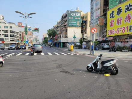 影/高雄嚴重車禍！自小客駕駛猛撞2機車　1騎士遭撞飛命危搶救