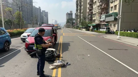 影/高雄29歲女自摔撞對向車！機車油門空轉狂冒濃煙