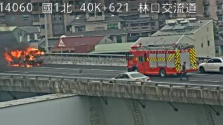 國1五楊高架林口段大火球！駕駛急跳車　休旅車撲滅後剩骨架