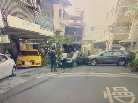 影/台南翁闖禍了！倒車失控高速擦撞轎車　再推撞小黃衝進民宅