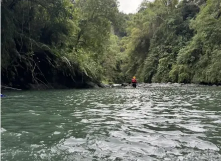 電廠放水遭沖走！卓蘭57歲農400米下游被尋獲　家屬悲痛認屍