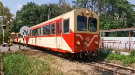 影/驚險！竹崎貨車停黃網格「後視鏡擦撞阿里山林鐵」　74旅客嚇壞