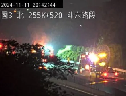 影/火煙狂竄現場直擊！國3南向256k斗六段轎車狂燃　傷亡不明