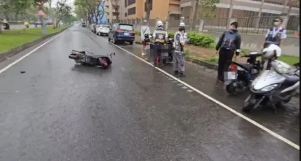 重大車禍！高雄6機車疑天雨路滑「保齡球式」追撞　至少8傷3送醫