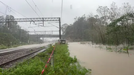 影/豪雨狂炸！台鐵新馬–蘇澳新「軌道變成河」雙線不通　列車被迫退回