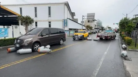 影/台東貨車轉彎「瓦斯桶傾倒」！砸中賓士休旅車、計程車　現場疑飄異味