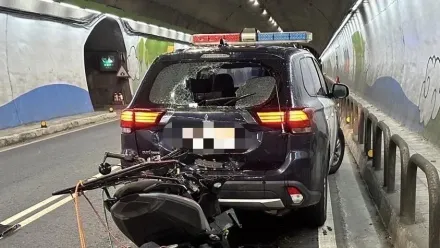 影/又是毒駕！機車男沿路搖晃警隧道內攔車逮人　巡邏車警戒遭重機追撞玻璃爆裂