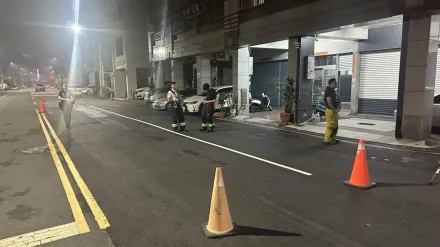 高雄左營街頭疑似瓦斯外洩！「異味」太濃嚇壞居民　警消急趕抵處置中