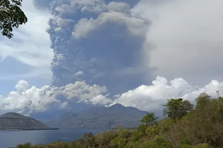 影/濃煙沖天！印尼火山噴「9公里火山灰」　澳洲航空業者取消峇里島航班