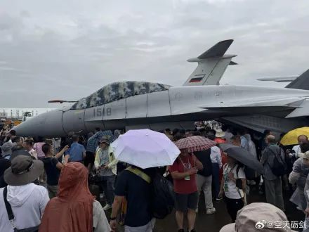 影/珠海航展「雨民同樂」！借殲15T躲雨、蘇35烘衣服...陸網笑翻