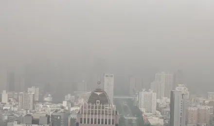 西半部空品亮橘燈！雙北、桃園「一片霧濛濛」飄臭味　午後恐更嚴重