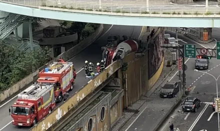 北市重大車禍！水泥車翻覆撞斷高架橋護欄石塊砸2車　駕駛受困昏迷