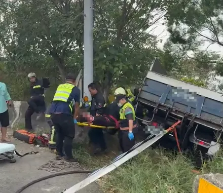 影/彰化員林148縣道爆「煤氣公司大貨車衝邊坡」　警消救出3人送醫