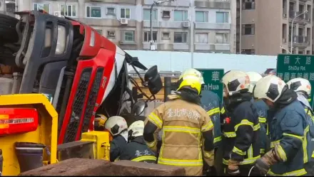 救援現場曝！北市水泥車翻覆撞斷護欄　駕駛救出命危搶救不治