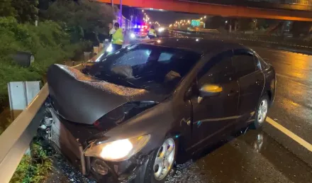 深夜國1鼎金系統自撞車禍！零件散落一地　駕駛疑「棄車逃離」不見了