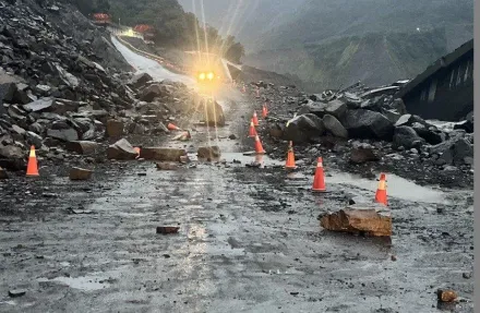 天兔挾雨彈炸南台！「明霸克露橋」便道邊坡落石道路中斷　預計中午搶修完成