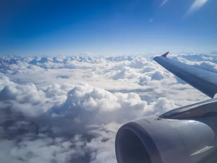 美國航空起飛沒轉彎險在夏威夷上空撞山　塔台嚇瘋急下指令：快爬升！