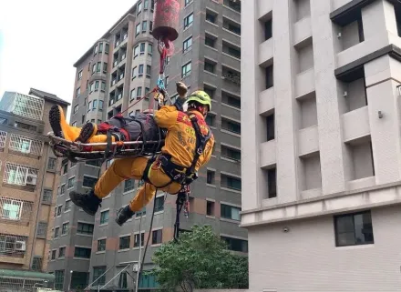 台中建案工安意外！31歲工人墜落2公尺深地下室　警消吊掛救人