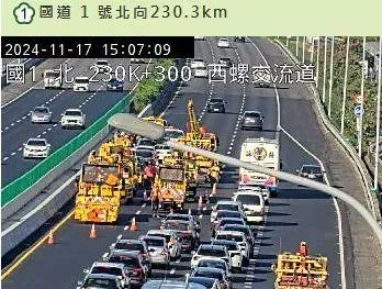 影/國1北向西螺段「9車追撞」　母子站內車道待援