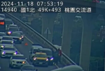 國道清晨嚴重車禍！國1高架北向49.6k「3車撞一團」　回堵時速跌破40