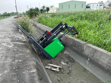 高雄大寮堆高機摔進排水溝「護欄大片鮮血」　45歲司機命危送醫