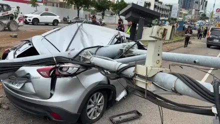 影/直擊煉獄！台中向上路又出事　砂石車撞6車「測速桿也收了」釀3傷