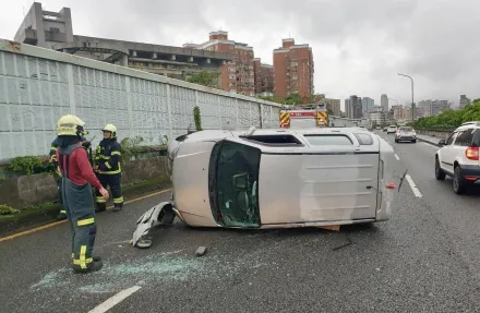 北市翻車車禍！休旅車水源快速道路自撞側翻　駕駛受困自行爬出