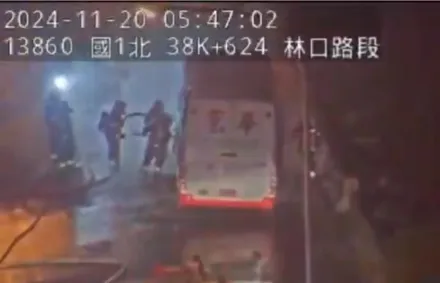 影/國道火燒遊覽車直擊！國1北上林口段「整輛燒起來」傷亡不明