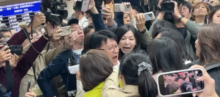 影/直擊《選罷法》議事衝突！藍召委宣布休息　林思銘遭綠委架住跌出會議室