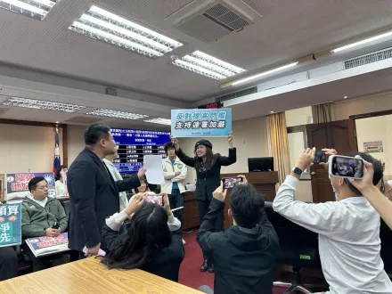 直擊／民進黨為《選罷法》佔會議室　麥玉珍進場喊「要開會」遭綠委群轟逼退