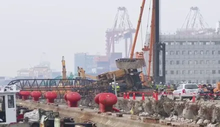 影/萬海工安意外！吊車司機受雇碼頭作業「鋼管樁墜海」遭吊車當場壓死