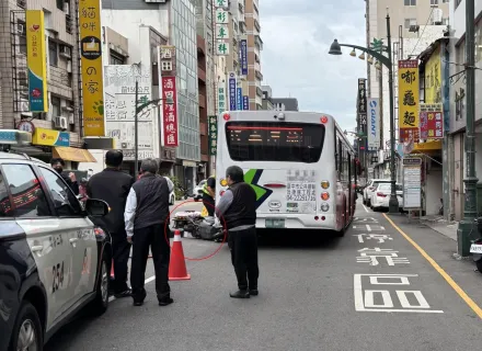 影/駭人瞬間！台中台灣大道爆「機車、公車連環撞」　3駕駛傷勢曝光