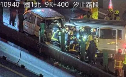 快訊/國1連環車禍！汐止南下路段3車追撞　2男夾困車內受傷送醫