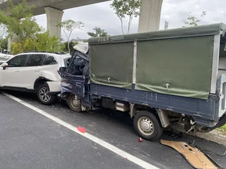 影/台中「4車骨牌式」追撞！疑小貨車駕駛恍神　雙腳骨折送醫