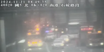 疑未保持車距！國5南港隧道「4車追撞」釀1傷　客運車身卡護欄