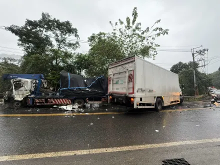 新店北宜路對撞車禍！物流車雙峰國小旁彎道失控撞貨車　2傷送醫