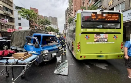 影/新北連環車禍！小貨車擦撞曳引車彈撞公車　駕駛夾困現場畫面曝