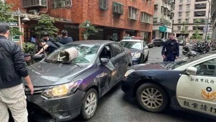 影/警匪追逐！詐騙車手拒捕開車衝撞10機車　警水泥座砸車破窗逮人