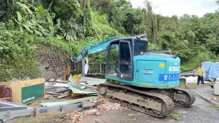 三峽宮廟旁鐵皮屋掩護開職業賭場　警報請拆除怪手出動夷為平地