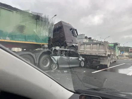 影/台61線林口發電廠旁車禍！2砂石車碰撞「驚悚吞壓小轎車」　1男命危搶救