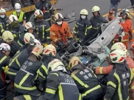 影/林口2砂石車「包夾吞壓」小轎車！警消動員救人　男駕駛受困1小時慘死